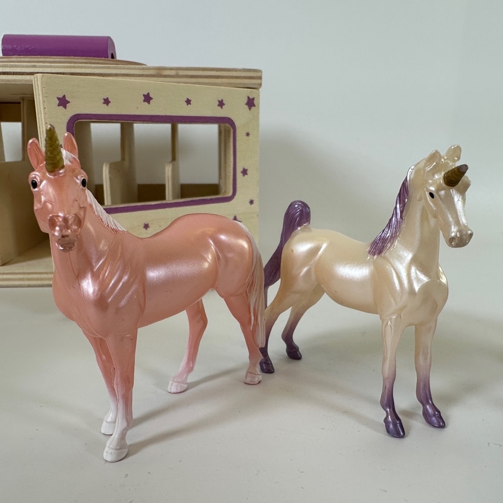 Breyer Magic Wooden Horse Stable with 4 Unicorns Small Portable Stablemates - Picture 7 of 15
